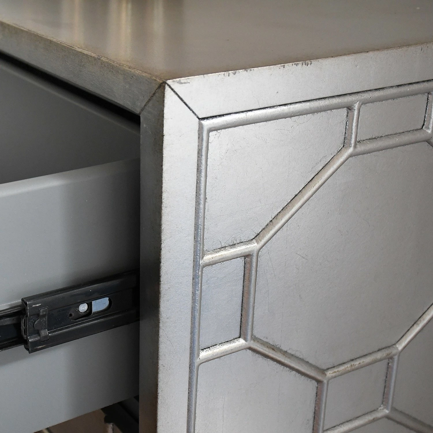 Red Living Kommode Thoury - Matt Silber – Bild 8