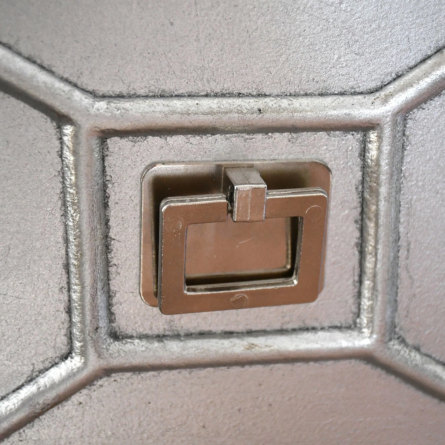 Red Living Kommode Thoury - Matt Silber – Bild 9