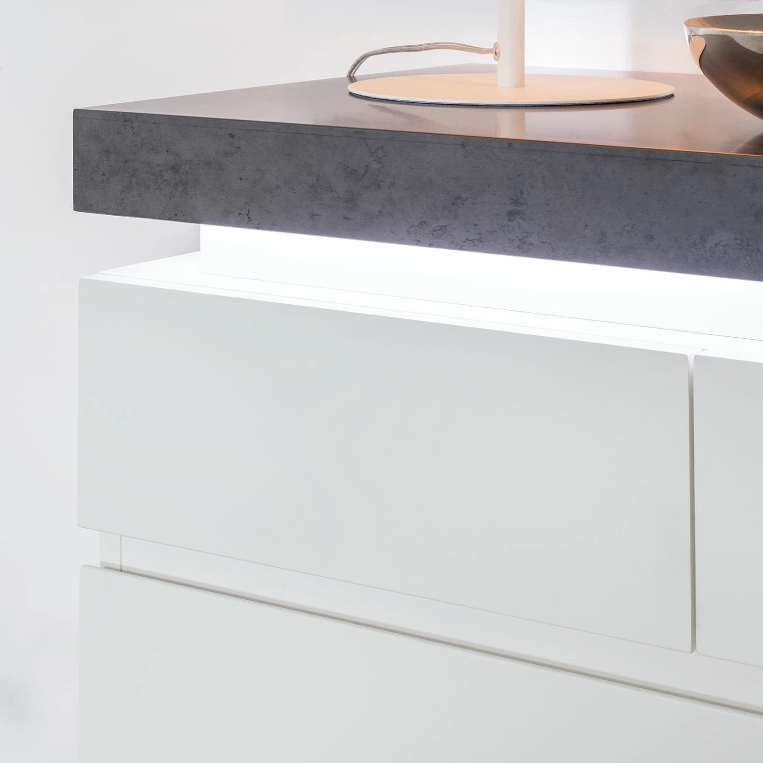 Fredriks Kommode Namona II - Inkl. Beleuchtung - Beton Dekor / Weiß – Bild 7